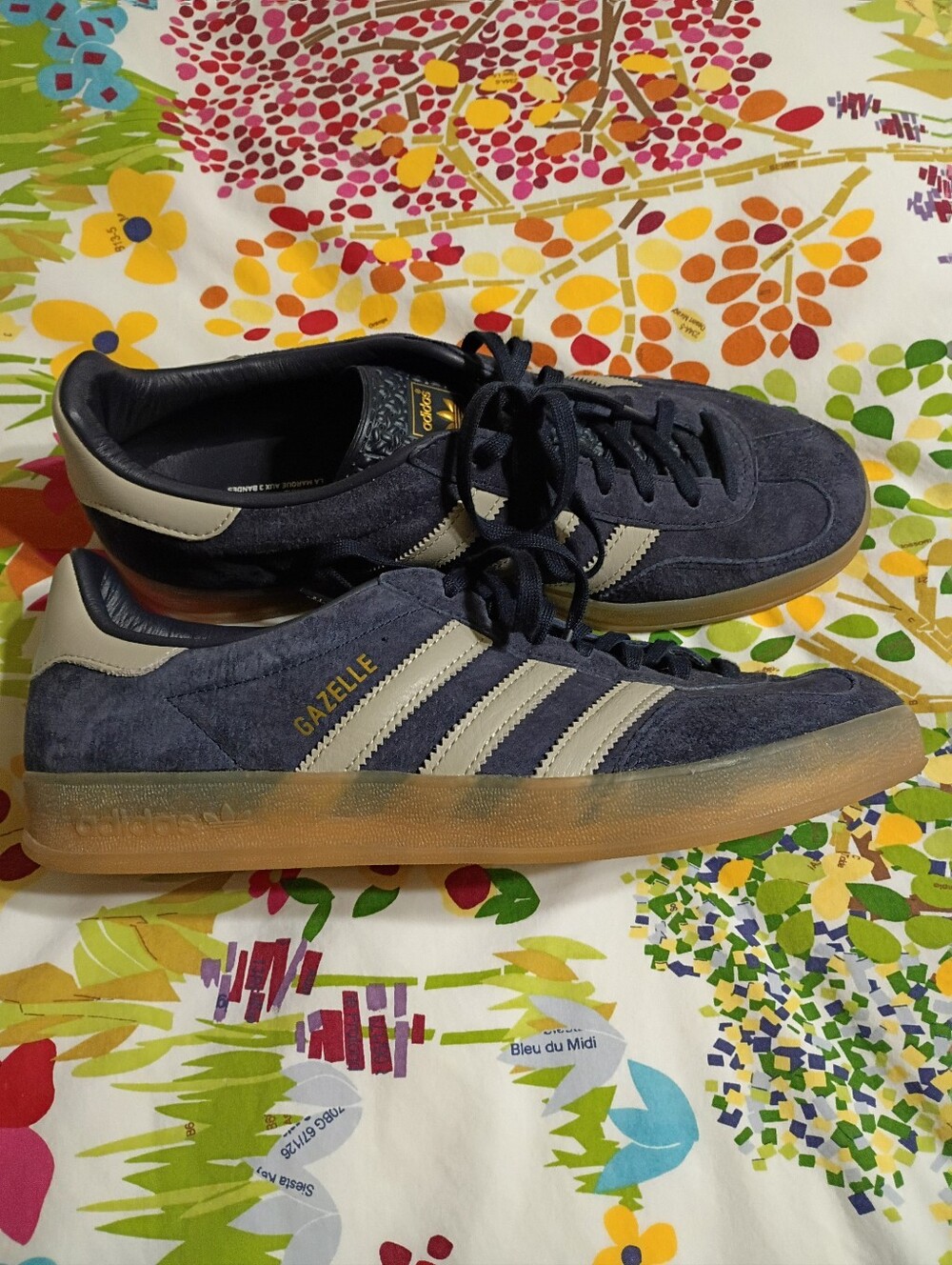 Adidas Gazelle Men’s  Size 9 - Navy Blue & Cream Women's Size 10 Like New